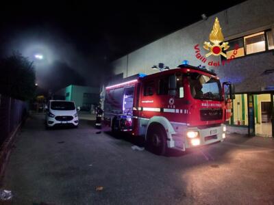 Incendio all’interno di un capannone industriale nel comune di Poggibonsi