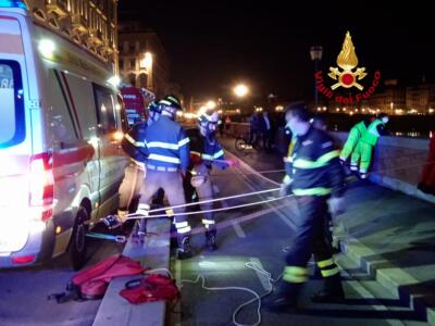 Cade in Arno, salvato da vigili del fuoco, paura per un 15enne