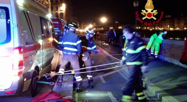 Cade in Arno, salvato da vigili del fuoco, paura per un 15enne