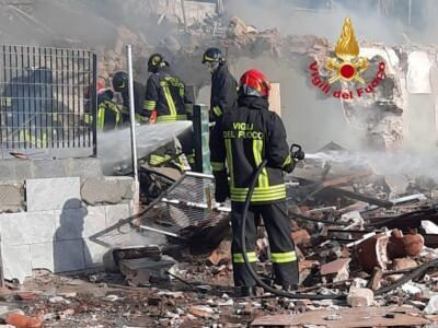 Esplosione in edificio di due piani, Vigili del Fuoco al lavoro per estrarre residenti dalle macerie