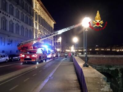 Cade nell’Arno, paura per una donna