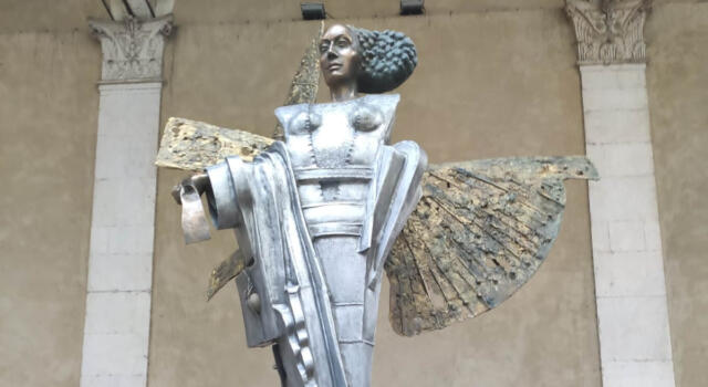 Siena, l’Arcangelo Gabriele di Inglesi esposto sotto la Torre dei Malavolti 