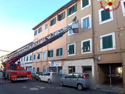Si staccano detriti da un edificio a Livorno, ferito lievemente 82enne