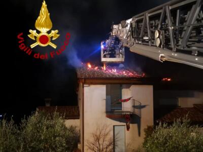 Incendio a tetto di abitazione a Caprese Michelangelo, in provincia di Arezzo