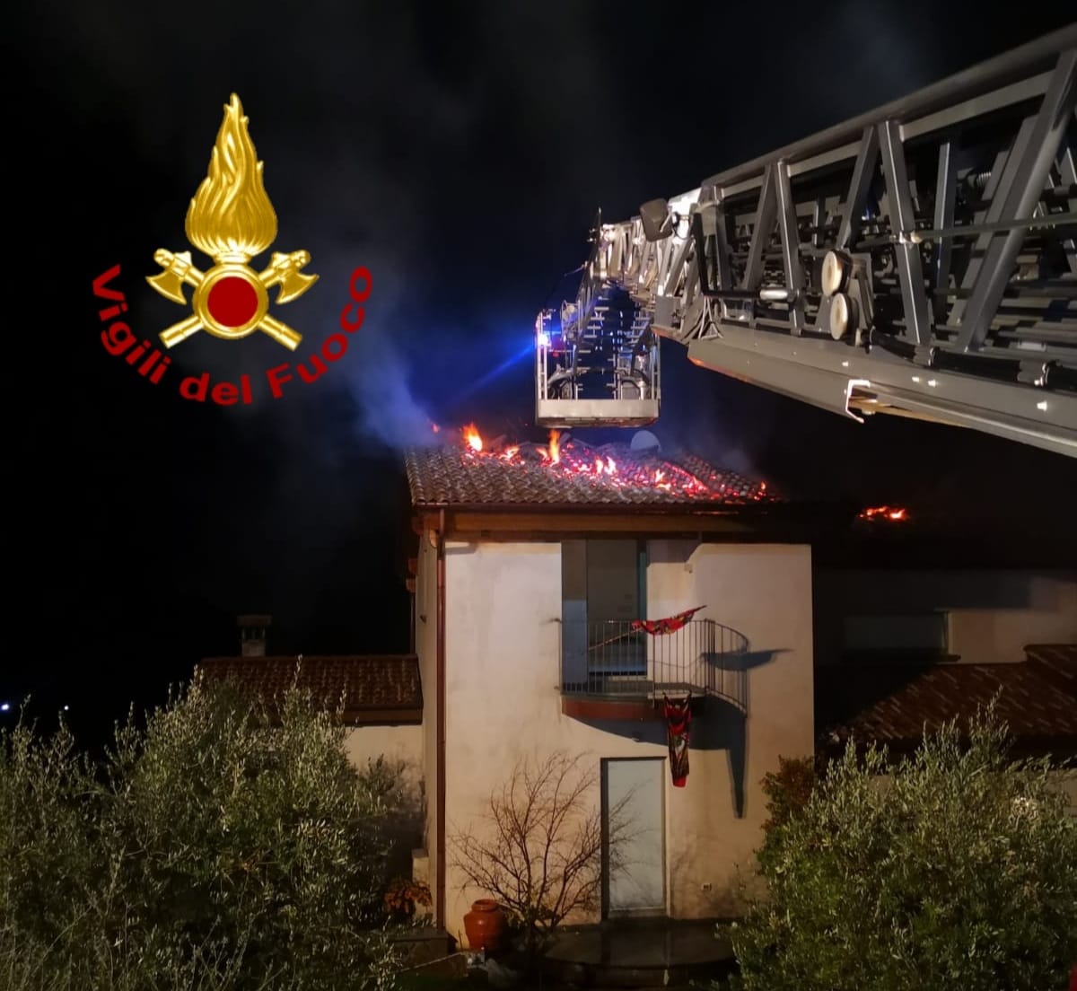 Incendio a tetto di abitazione a Caprese Michelangelo in