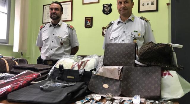 Pisa, Guardia di Finanza: maxi sequestro di oggetti contraffatti in centro