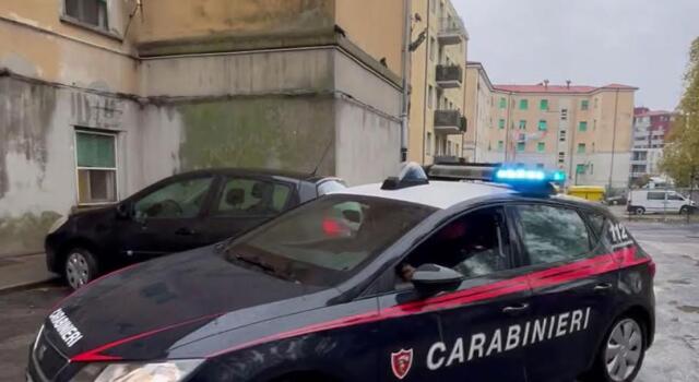 Base operativa della droga in una casa occupata a Livorno, due arresti