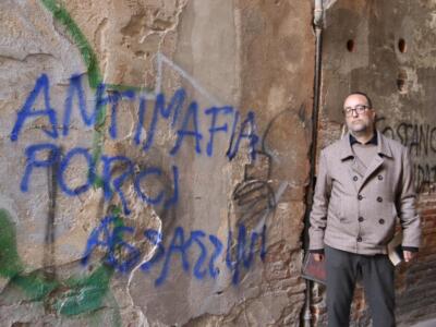 Pisa, raid notturno nel fine settimana: altre 50 scritte deliranti vandalizzano i muri cittadini
