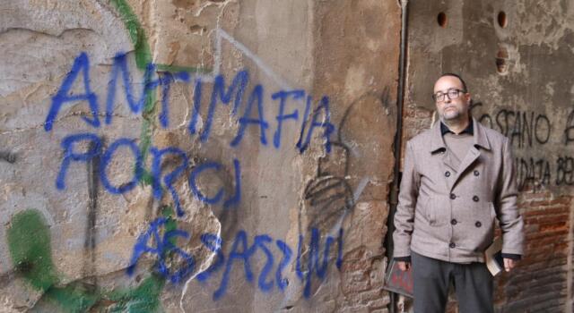Pisa, raid notturno nel fine settimana: altre 50 scritte deliranti vandalizzano i muri cittadini