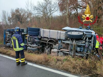 Incidenti stradali: mezzo pesante si ribalta e finisce fuori strada