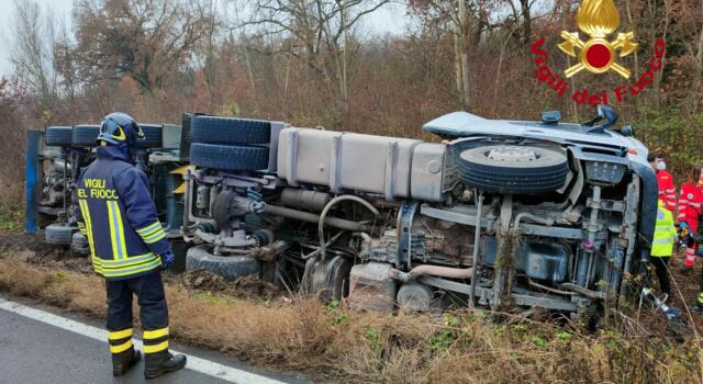 Incidenti stradali: mezzo pesante si ribalta e finisce fuori strada