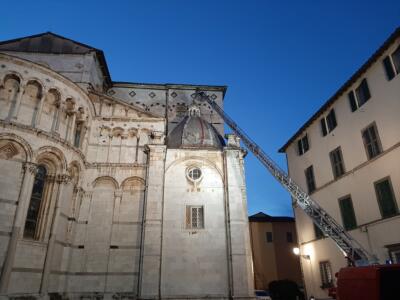 Lastra in piombo si stacca dalla cappella della Cattedrale di Lucca: messa in sicurezza dai vigili del fuoco