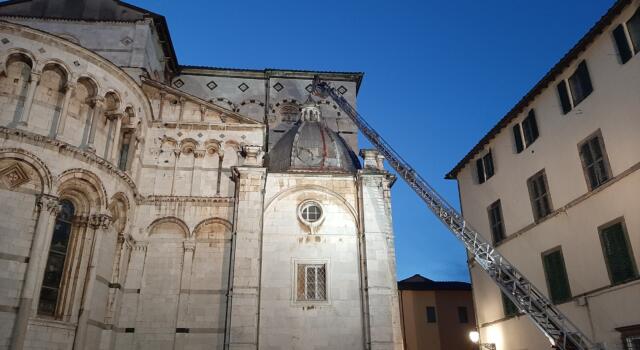 Lastra in piombo si stacca dalla cappella della Cattedrale di Lucca: messa in sicurezza dai vigili del fuoco