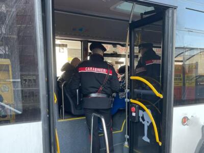 Grosseto: molesta studenti sui bus, identificato dai carabinieri 