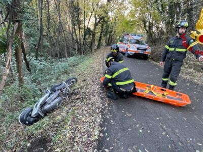 Cade in un dirupo adiacente alla strada, deceduto settantenne