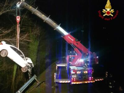 Incidenti stradali: auto fuori strada rimane incastrata tra rami