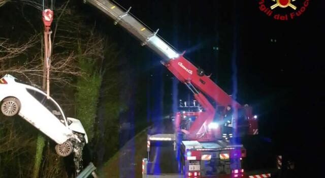 Incidenti stradali: auto fuori strada rimane incastrata tra rami