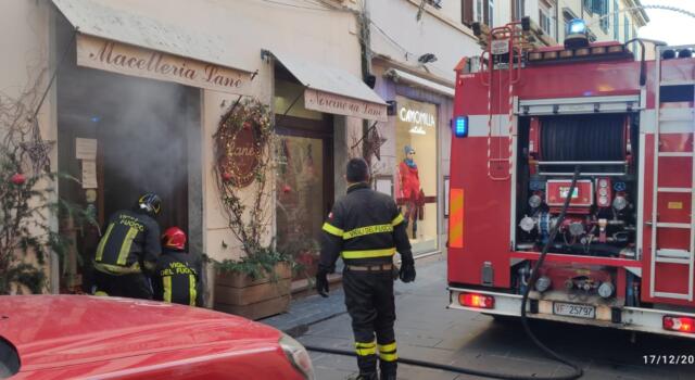 Incendio in negozio in centro a Pietrasanta, nessun ferito