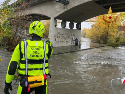 Bloccata sul basamento del ponte, salvata da vigili del fuoco