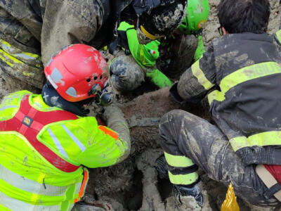 Intrappolata col cane in una frana, salvata dai vigili del fuoco