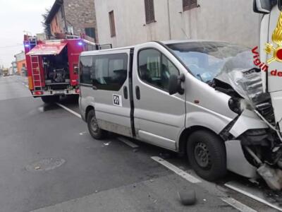 Incidenti stradali, furgone contro camion: 6 feriti a Lucca