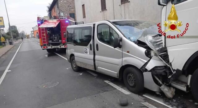 Incidenti stradali, furgone contro camion: 6 feriti a Lucca