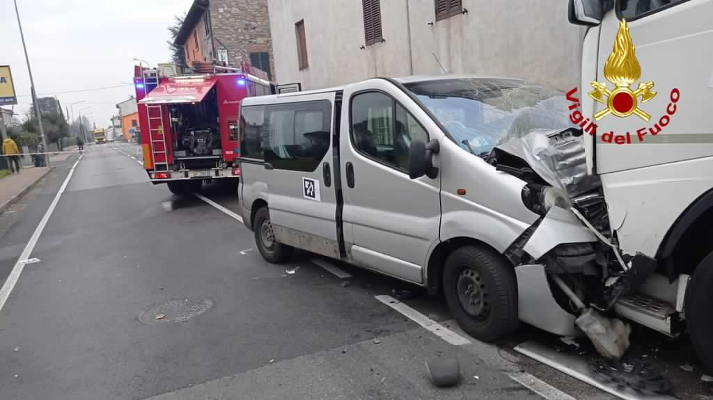 Incidenti Stradali, Furgone Contro Camion: 6 Feriti A Lucca