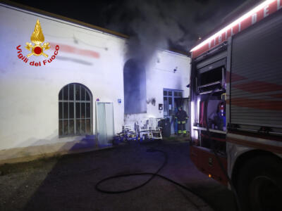 Incendio in attività commerciale a Colle Val d’Elsa, Vigili del fuoco hanno domato le fiamme