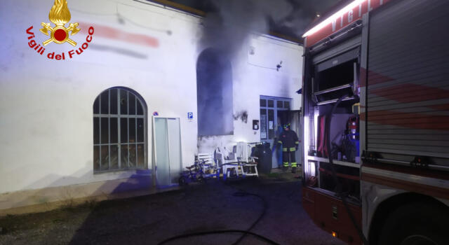 Incendio in attività commerciale a Colle Val d’Elsa, Vigili del fuoco hanno domato le fiamme