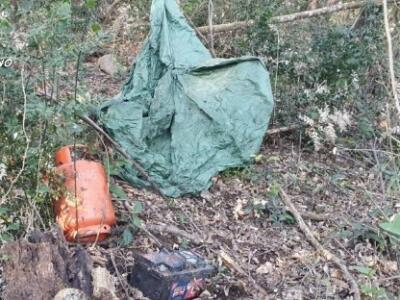 Individuata e smantellata una postazione di spaccio in un’area boschiva a Castagneto Carducci