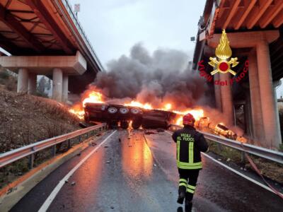 Tir precipita dal viadotto dell’autostrada e prende fuoco, morto l’autista