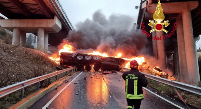 Tir precipita dal viadotto dell&#8217;autostrada e prende fuoco, morto l&#8217;autista