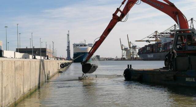 Al via i lavori di dragaggio al Porto di Livorno, Pisano (Port Authority Pisa): “Urge tavolo tecnico”