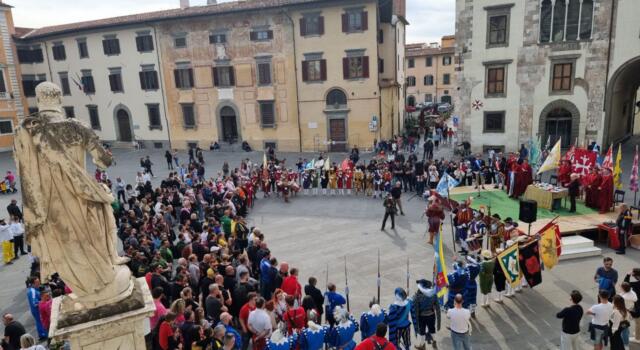 Gioco del Ponte, in piazza dei Cavalieri si è svolta la cerimonia di investitura di Magistrati e Capitani
