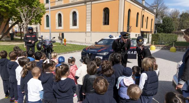 Lezioni sulla cultura alla legalità all&#8217;Esedra di Lucca: i Carabinieri incontrano gli studenti