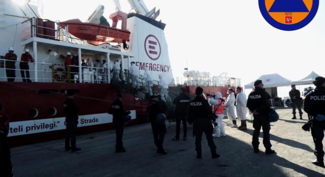 Migranti: sbarcate le 55 persone a bordo della ONG Life Support