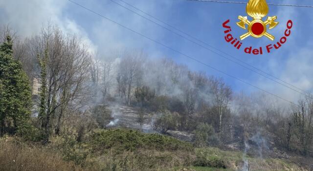Incendi boschivi: fiamme in Garfagnana, attivato anche elicottero regionale