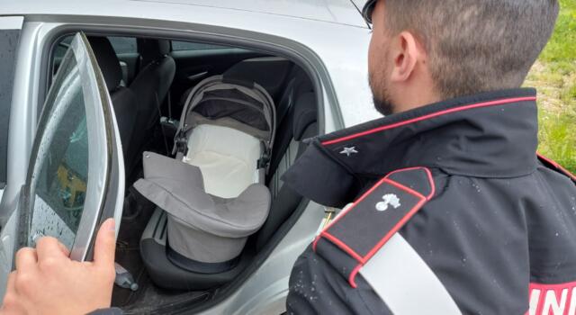 Neonata di 5 mesi lasciata sola in auto, denunciati i genitori
