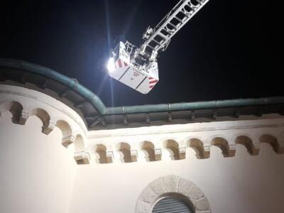 Vigili del Fuoco in soccorso di un pavone rimasto bloccato sul tetto di Castel Boccale a Livorno