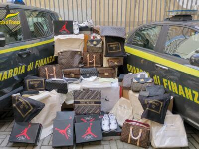 Guardia di Finanza: sotto sequestro oltre 10.000 capi contraffatti a Pontedera