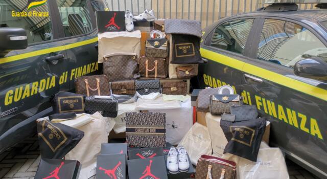 Guardia di Finanza: sotto sequestro oltre 10.000 capi contraffatti a Pontedera