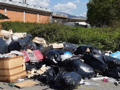 Abbandonava a Prato rifiuti provenienti da oltralpe: denunciato commerciante francese