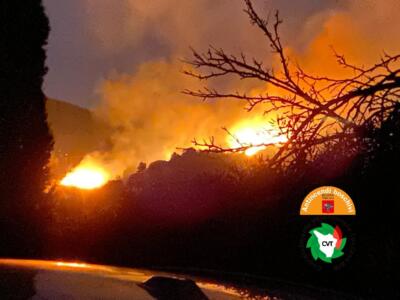 Incendi: circa 700 persone evacuate per rogo all’ Isola d’Elba