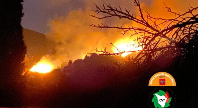 Incendi: circa 700 persone evacuate per rogo all&#8217; Isola d’Elba