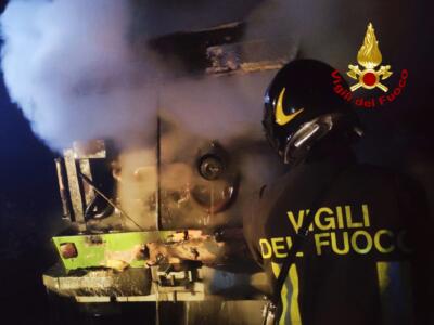 Incendio a Vicopisano, Vigili del Fuoco hanno domato le fiamme prima di una pericolosa propagazione