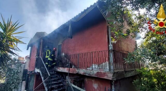 Incendio in appartamento a Collesalvetti, messo in salvo un uomo di 44 anni che si era rifugiato sul tetto