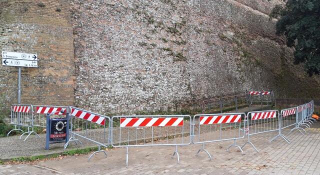 Siena, mattoni caduti dalla Fortezza Medicea, zona messa in sicurezza