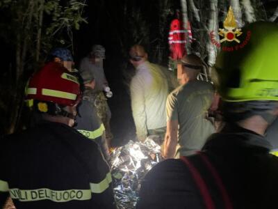 Grosseto, cacciatore cade in un dirupo per circa 10 metri: salvato dai Vigili di Fuoco