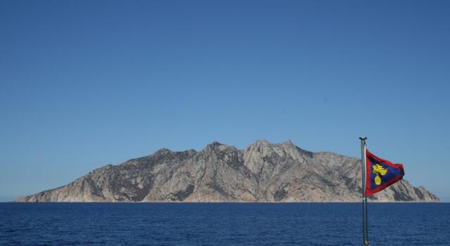 Con la barca attorno all&#8217;Isola di Montecristo: sanzionata