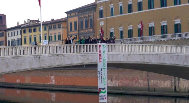 Striscione pro Palestina apparso sul Ponte di Mezzo, la protesta di Cambiare Rotta Pisa contro l’Unipi